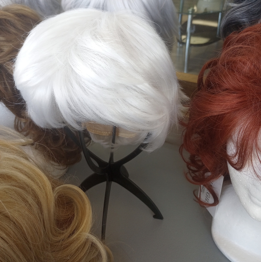 Short gourgous white pixy Wig
